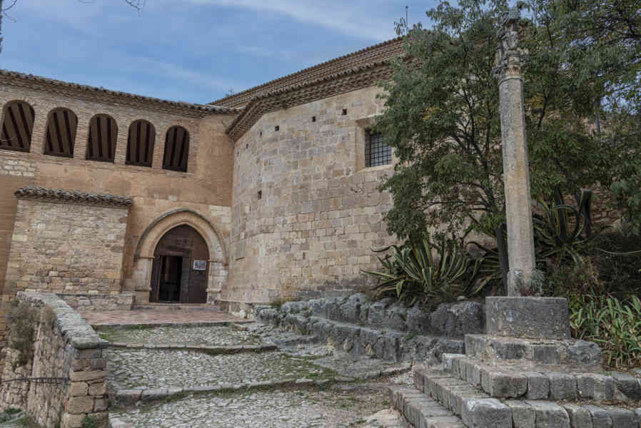 Huesca - Alquézar 16 - castillo y colegiata de Santa María la Mayor de Alquézar.jpg